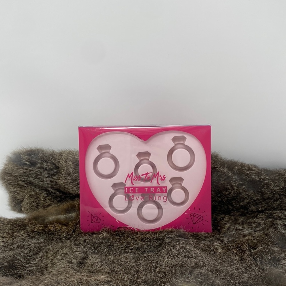 Ring ice cube tray by Miss to Mrs 💍